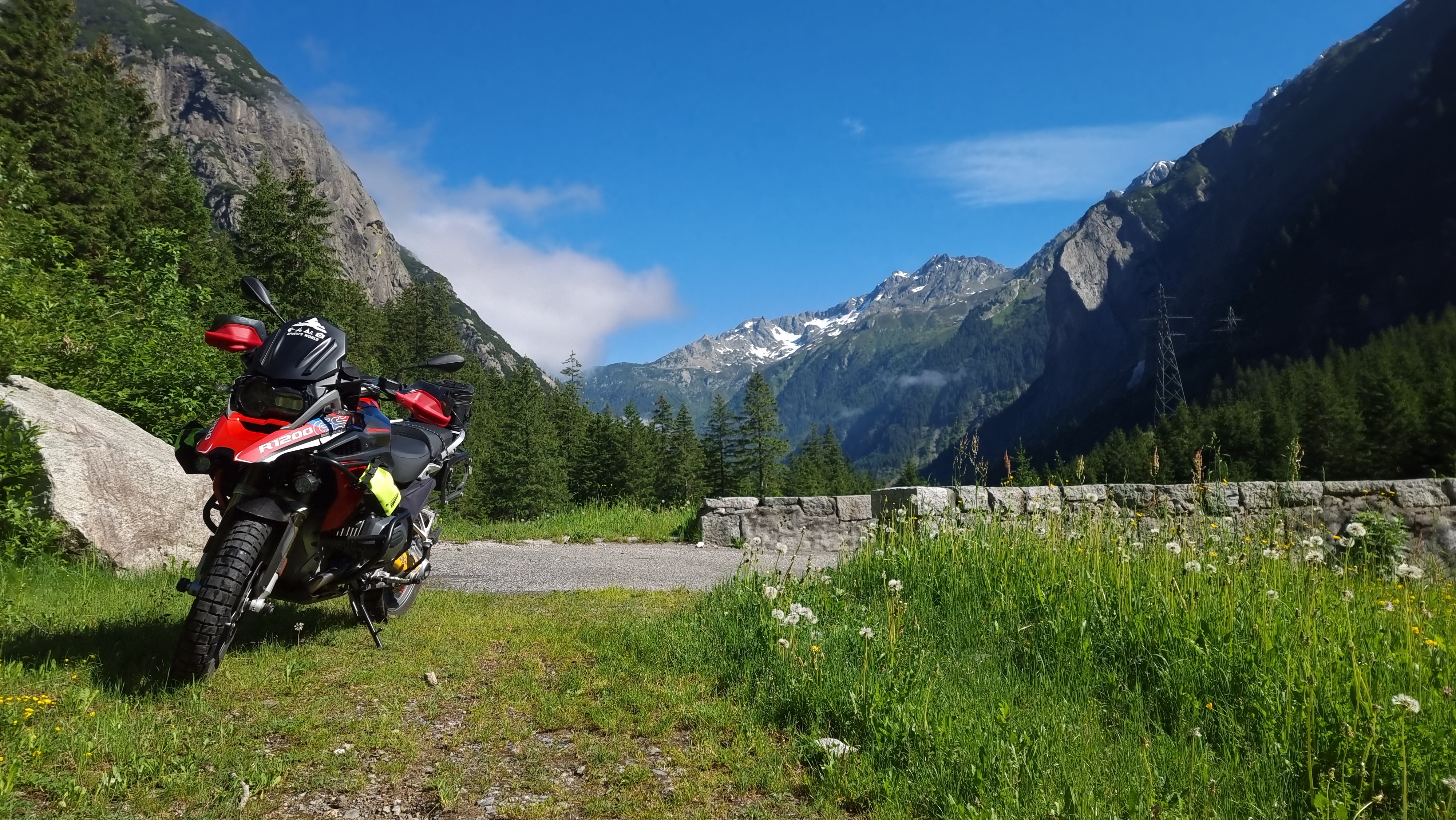 Vergessene Nebenstrasse auf einem sehr beliebten CH-Pass