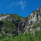 Kleiner Wasserfall auf einer Nebenstrasse