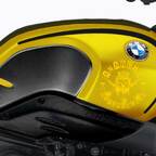 20161127-BMW-RnineT_TheAnarchyWasp_Schwarz_Zierstreifen_Kalaschnikov_weiss_Ausschnitt_Tank_web